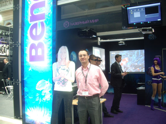 Виртуальный промоутер на стенде Лазерный мир BenQ на выставке 
Integrated Systems Russia 2010 (на фото Евгений Алексеев)